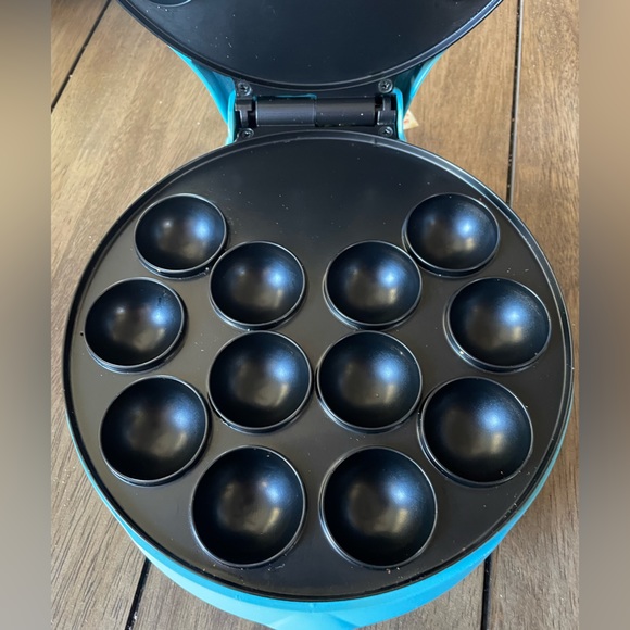 Cake Pop and Donut Hole Maker, Treat Maker, Easy Non Stick, Bella, Used in Box, - Picture 7 of 11